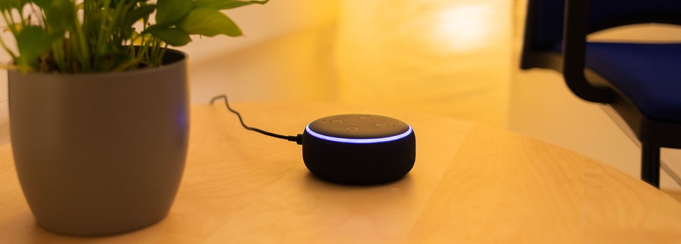 Alexa auf einem Tisch