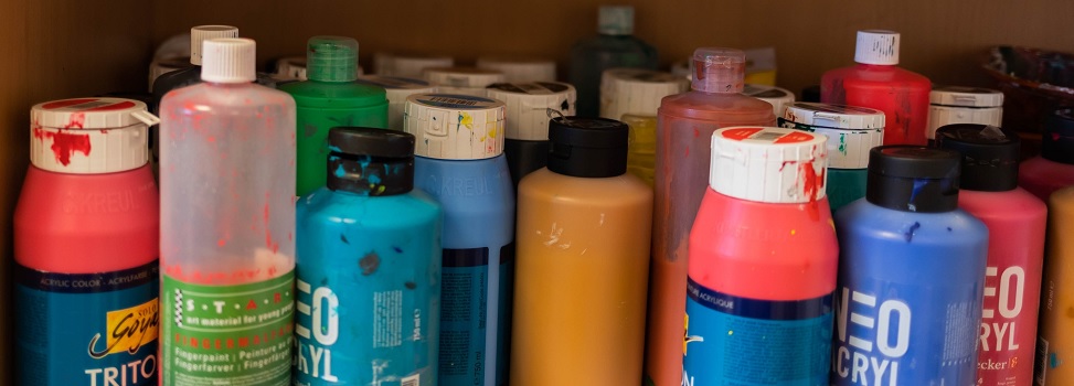 Unterschiedliche Flaschen mit Farben