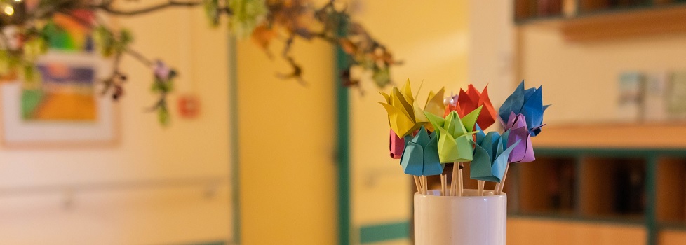 Gefaltete Papierblumen in einer Vase