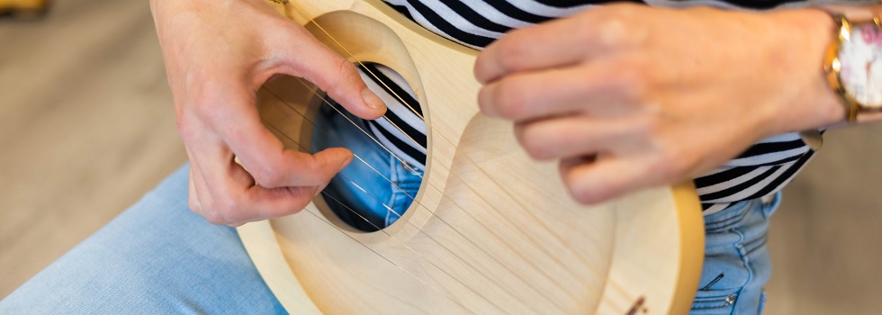 Nahaufnahme Patient, der Instrument spielt