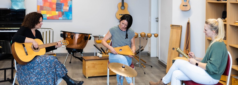 Patientinnen und Therapeutin bei der Musiktherapie
